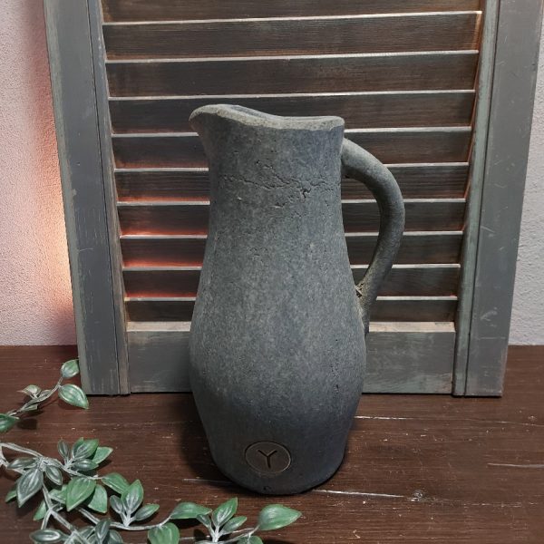 Kruik met oor van aardewerk in een beton grijze kleur, van het merk Brynxz uit de serie Majestic Vintage.