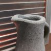 Kruik met oor van aardewerk in een beton grijze kleur, van het merk Brynxz uit de serie Majestic Vintage.