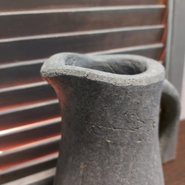 Kruik met oor van aardewerk in een beton grijze kleur, van het merk Brynxz uit de serie Majestic Vintage.