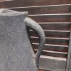 Kruik met oor van aardewerk in een beton grijze kleur, van het merk Brynxz uit de serie Majestic Vintage.