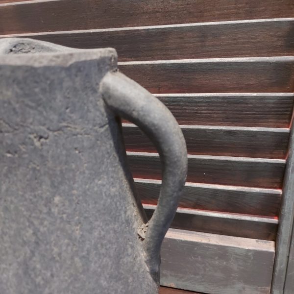 Kruik met oor van aardewerk in een beton grijze kleur, van het merk Brynxz uit de serie Majestic Vintage.