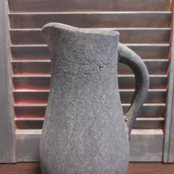Kruik met oor van aardewerk in een beton grijze kleur, van het merk Brynxz uit de serie Majestic Vintage.