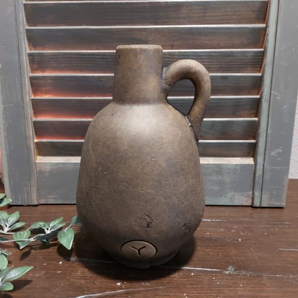 Fles met oor van aardewerk in een warm bruine kleur, van het merk Brynxz uit de serie Majestic Brown.