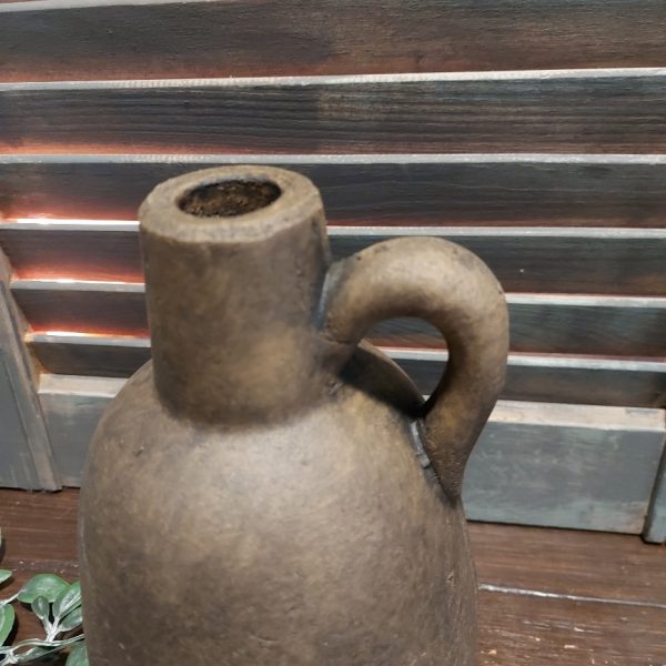 Fles met oor van aardewerk in een warm bruine kleur, van het merk Brynxz uit de serie Majestic Brown.