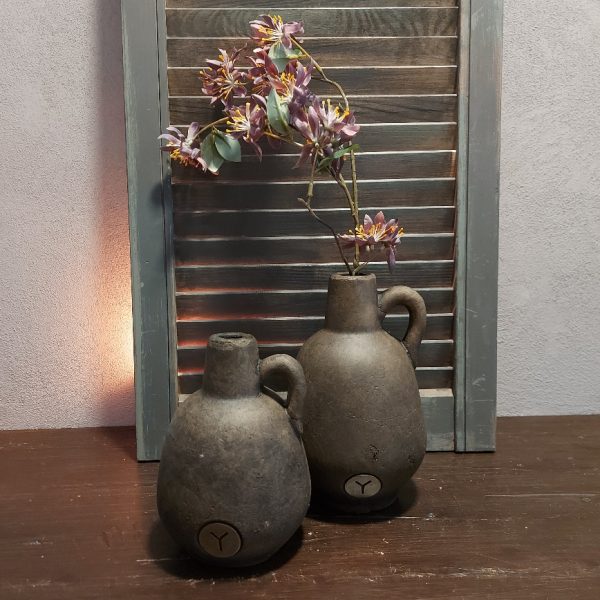 Fles met oor van aardewerk in een warm bruine kleur, van het merk Brynxz uit de serie Majestic Brown.