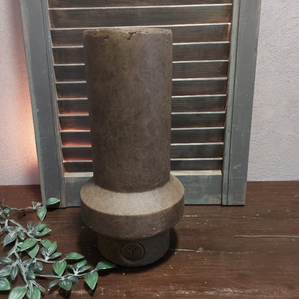 Bloemenvaas van aardewerk in een warm bruine kleur, van het merk Brynxz uit de serie Majestic Brown.