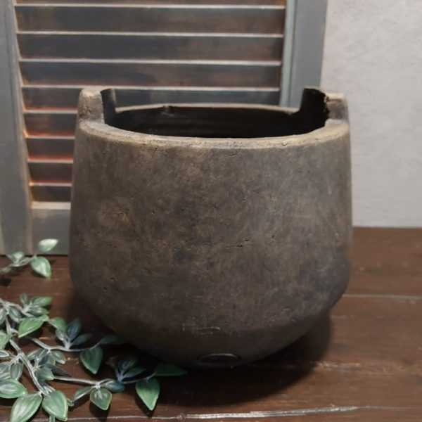 Bloempot van aardewerk in een donker bruine kleur, van het merk Brynxz uit de serie Majestic Brown.