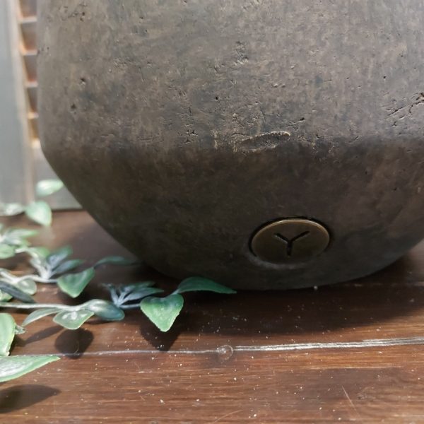 Bloempot van aardewerk in een donker bruine kleur, van het merk Brynxz uit de serie Majestic Brown.