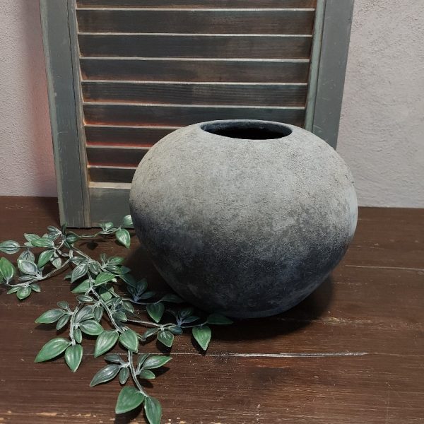 Bolvaas van aardewerk in een matte donkergrijze kleur. Van het merk Brynxz uit de serie Stone Black.