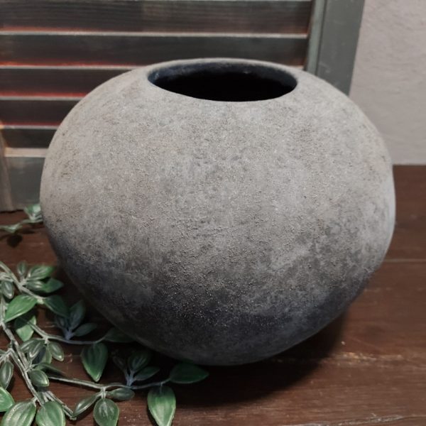 Bolvaas van aardewerk in een matte donkergrijze kleur. Van het merk Brynxz uit de serie Stone Black.