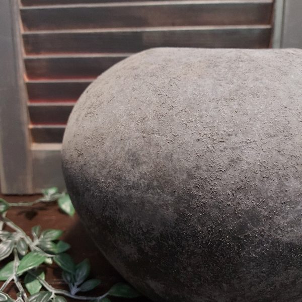 Bolvaas van aardewerk in een matte donkergrijze kleur. Van het merk Brynxz uit de serie Stone Black.