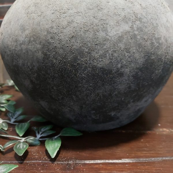 Bolvaas van aardewerk in een matte donkergrijze kleur. Van het merk Brynxz uit de serie Stone Black.