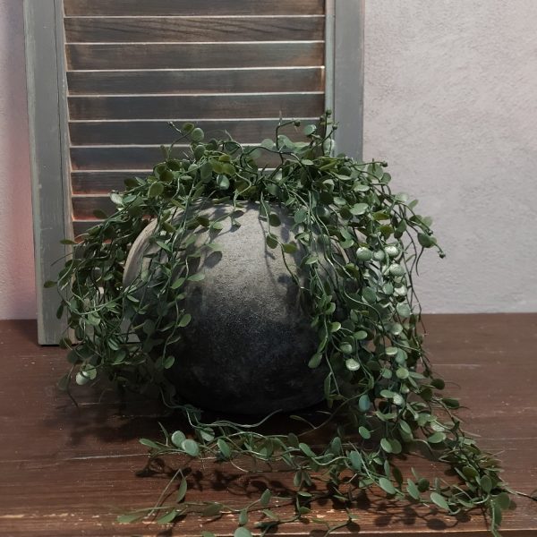 Bolvaas van aardewerk in een matte donkergrijze kleur. Van het merk Brynxz uit de serie Stone Black.