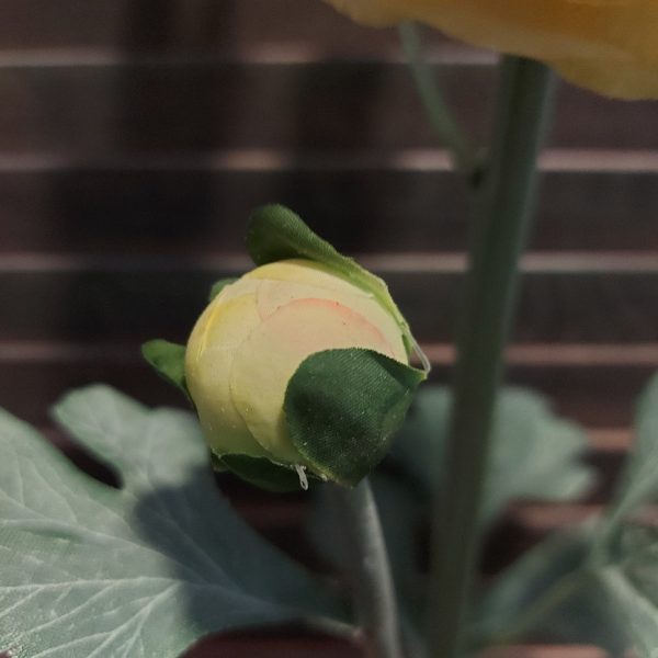 Ranonkel zijdenbloem in een zacht gele kleur, van het merk Mansion Atmosphere.