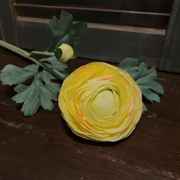 Ranonkel zijdenbloem in een zacht gele kleur, van het merk Mansion Atmosphere.