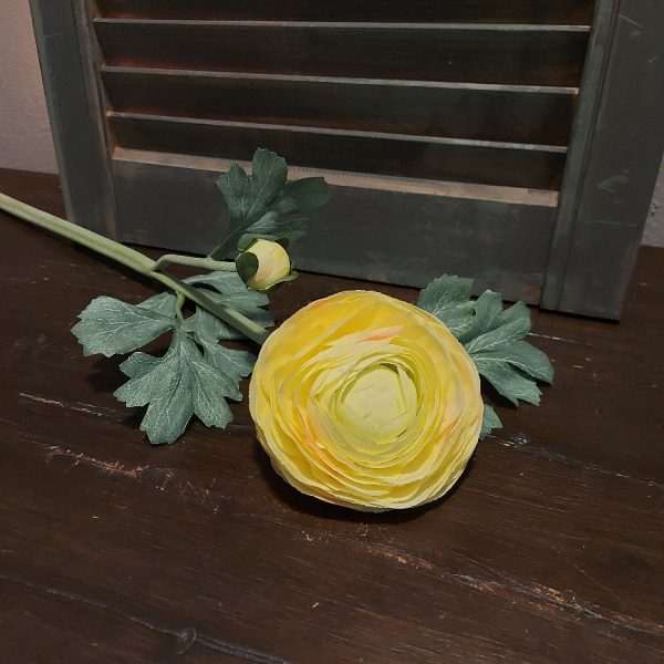 Ranonkel zijdenbloem in een zacht gele kleur, van het merk Mansion Atmosphere.