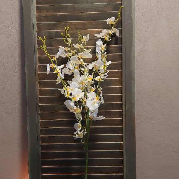 Twijg met orchidee kunstbloemen in een witte kleur, van het merk Mansion Atmosphere.