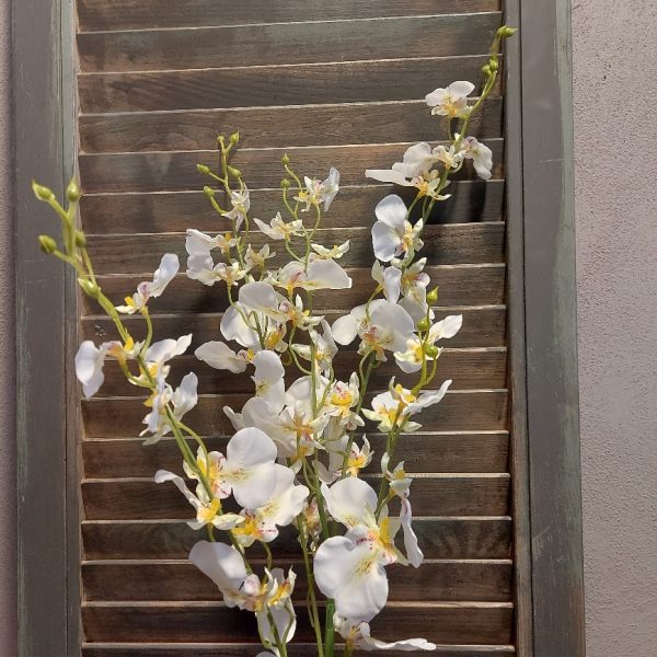 Twijg met orchidee kunstbloemen in een witte kleur, van het merk Mansion Atmosphere.