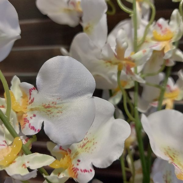 Twijg met orchidee kunstbloemen in een witte kleur, van het merk Mansion Atmosphere.