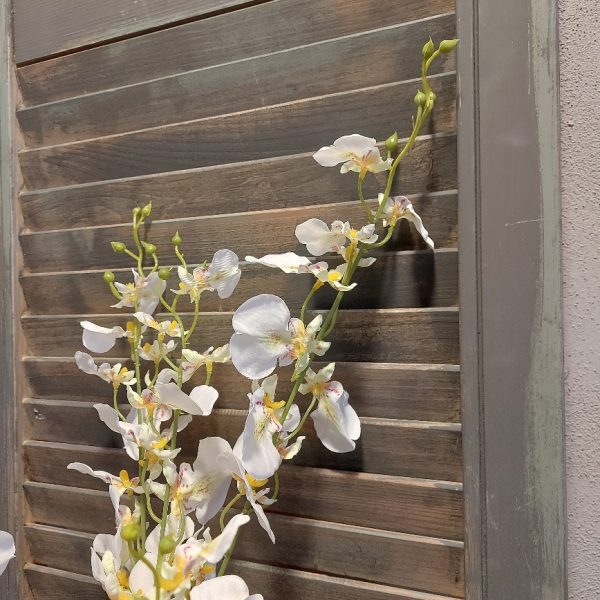 Twijg met orchidee kunstbloemen in een witte kleur, van het merk Mansion Atmosphere.