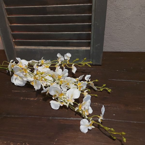 Twijg met orchidee kunstbloemen in een witte kleur, van het merk Mansion Atmosphere.