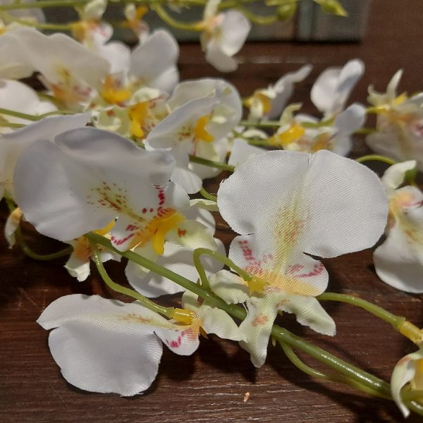 Twijg met orchidee kunstbloemen in een witte kleur, van het merk Mansion Atmosphere.