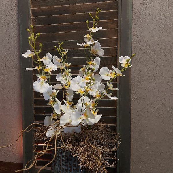 Twijg met orchidee kunstbloemen in een witte kleur, van het merk Mansion Atmosphere.