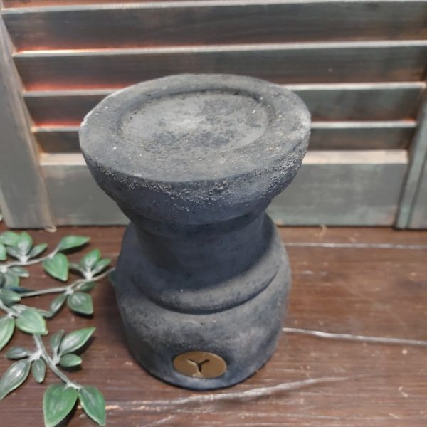 Kandelaar van aardewerk in in donkergrijze kleur voor een kaars van 7 cm, van het merk Brynxz.
