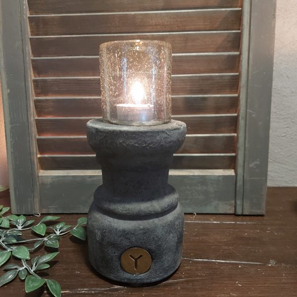 Kandelaar van aardewerk in in donkergrijze kleur voor een kaars van 7 cm, van het merk Brynxz.