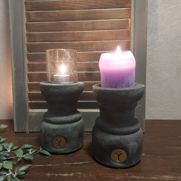 Kandelaar van aardewerk in in donkergrijze kleur voor een kaars van 7 cm, van het merk Brynxz.