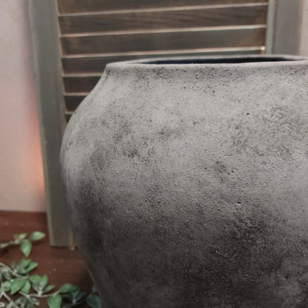 Grote bolvaas van aardewerk in een donker grijze kleur, van het merk Brynxz uit de serie Stone Black.