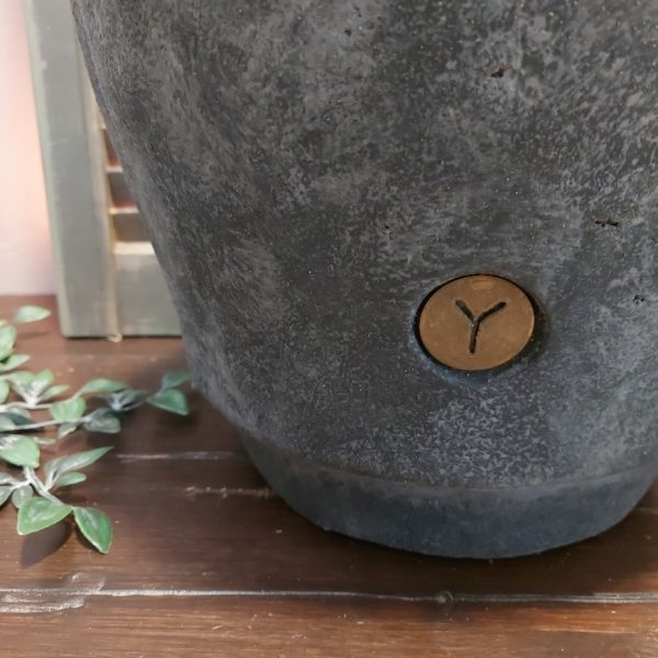Grote bolvaas van aardewerk in een donker grijze kleur, van het merk Brynxz uit de serie Stone Black.