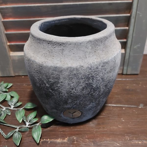 Bloempot van aardewerk in een donkergrijze kleur, met licht reliëf, van het merk Brynxz uit de serie Stone Black.