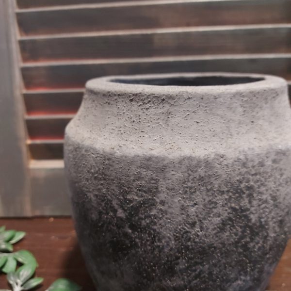 Bloempot van aardewerk in een donkergrijze kleur, met licht reliëf, van het merk Brynxz uit de serie Stone Black.