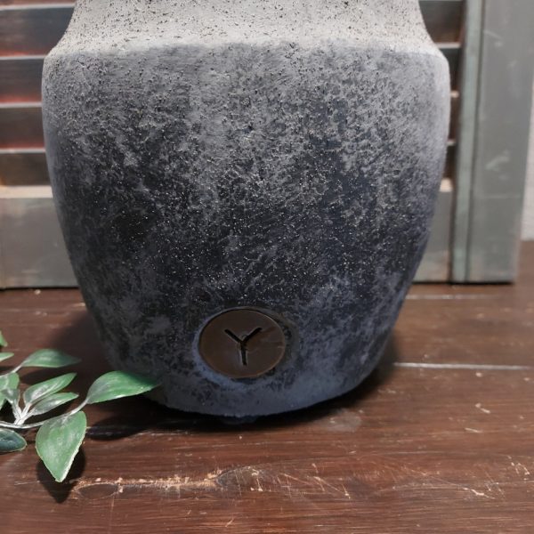 Bloempot van aardewerk in een donkergrijze kleur, met licht reliëf, van het merk Brynxz uit de serie Stone Black.