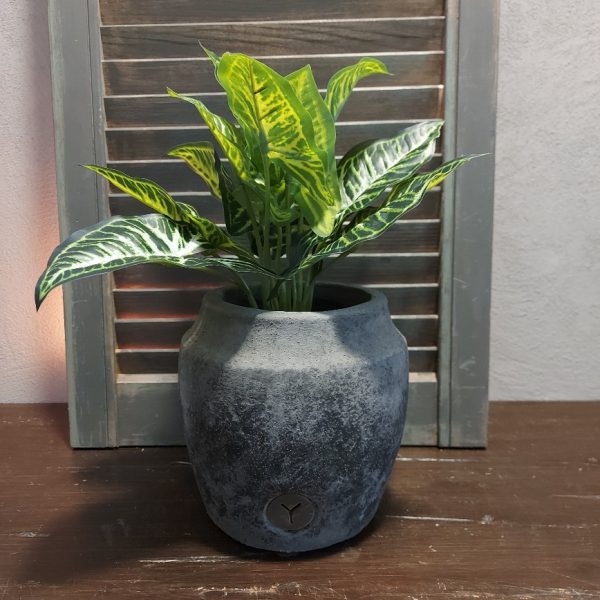 Bloempot van aardewerk in een donkergrijze kleur, met licht reliëf, van het merk Brynxz uit de serie Stone Black.