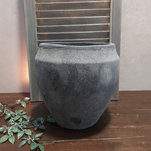 Bloempot van aardewerk in een mat grijze kleur, van het merk Brynxz uit de serie Stone Black.