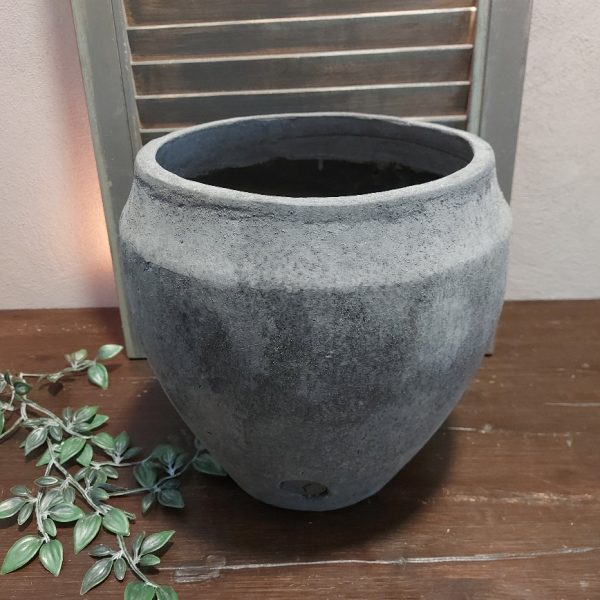 Bloempot van aardewerk in een mat grijze kleur, van het merk Brynxz uit de serie Stone Black.