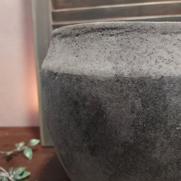 Bloempot van aardewerk in een mat grijze kleur, van het merk Brynxz uit de serie Stone Black.