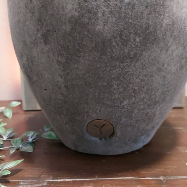 Bloempot van aardewerk in een mat grijze kleur, van het merk Brynxz uit de serie Stone Black.