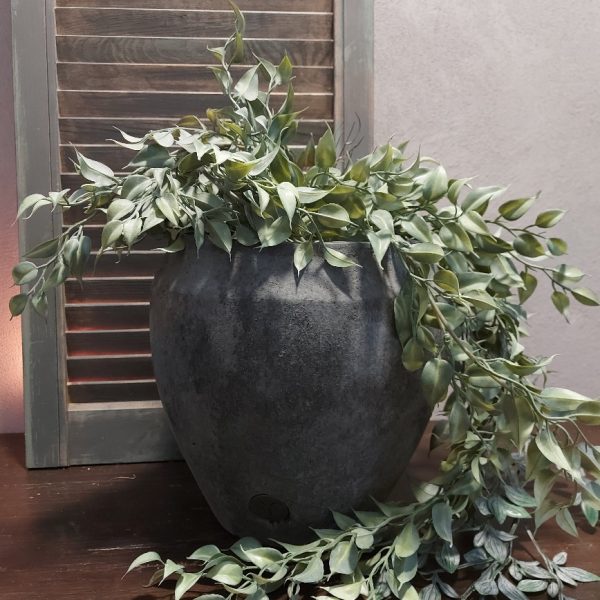 Bloempot van aardewerk in een mat grijze kleur, van het merk Brynxz uit de serie Stone Black.