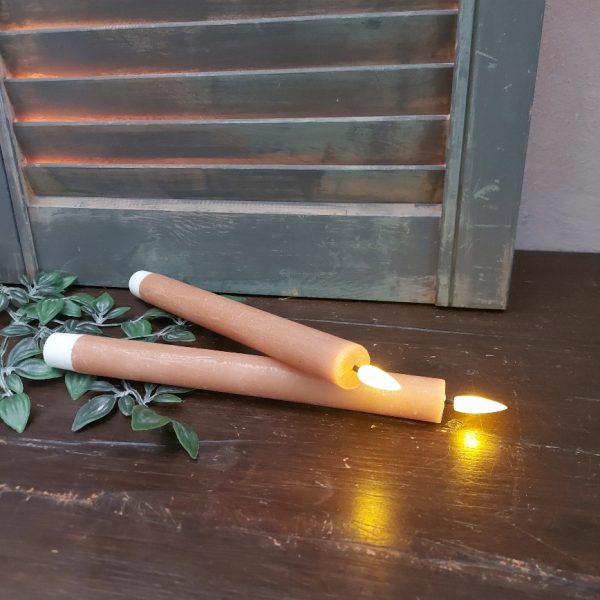 Set van twee LED dinerkaarsen in een zachte karamel kleur, van het merk Mansion Atmosphere.