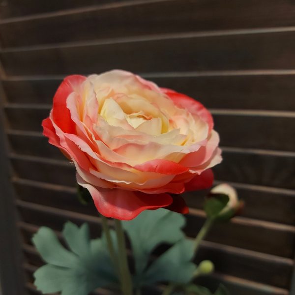 Ranonkel zijdenbloem in een zacht gele kleur, van het merk Mansion Atmosphere.