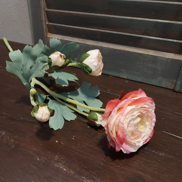 Ranonkel zijdenbloem in een zacht gele kleur, van het merk Mansion Atmosphere.