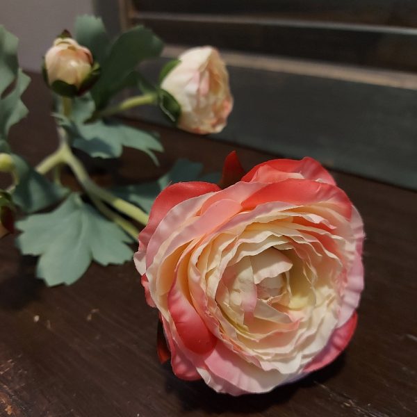Ranonkel zijdenbloem in een zacht gele kleur, van het merk Mansion Atmosphere.
