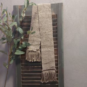 Lint van linnen shabby doek in een naturel kleur, met aan de onderzijde franjes.