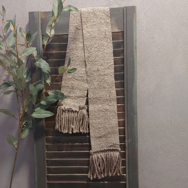 Lint van linnen shabby doek in een naturel kleur, met aan de onderzijde franjes.