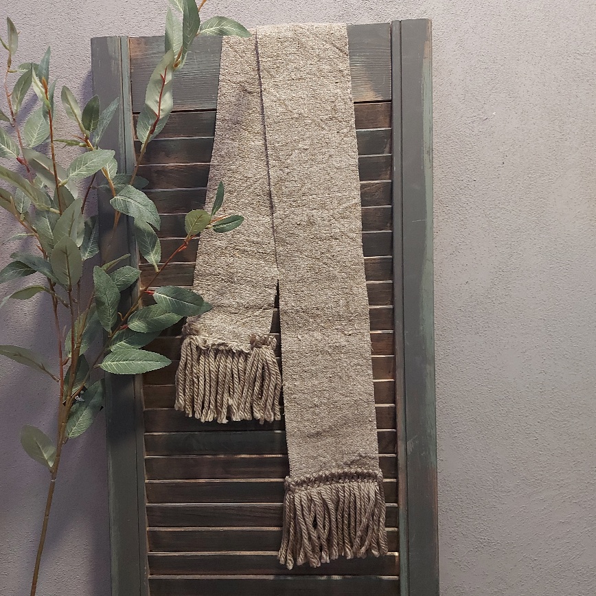 Lint van linnen shabby doek in een naturel kleur, met aan de onderzijde franjes.