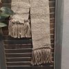 Lint van linnen shabby doek in een naturel kleur, met aan de onderzijde franjes.