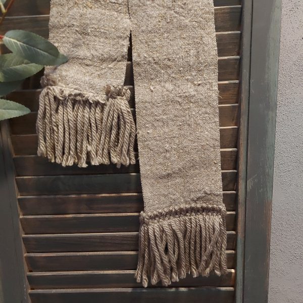 Lint van linnen shabby doek in een naturel kleur, met aan de onderzijde franjes.
